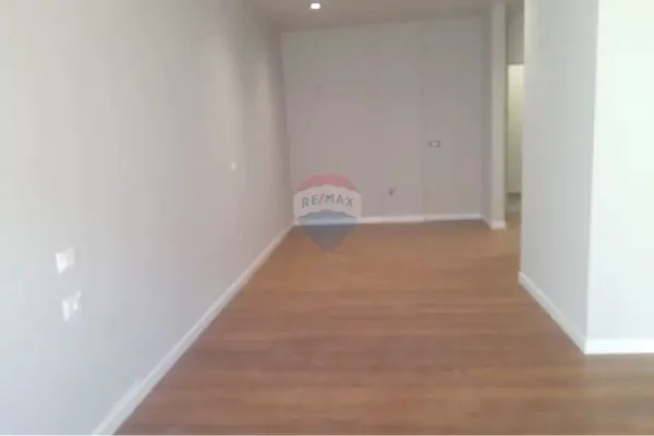 Business Property for Rent 3+1 in Tirana - 1,000 Euro