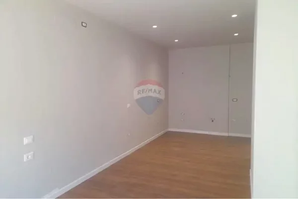 Business Property for Rent 3+1 in Tirana - 1,000 Euro