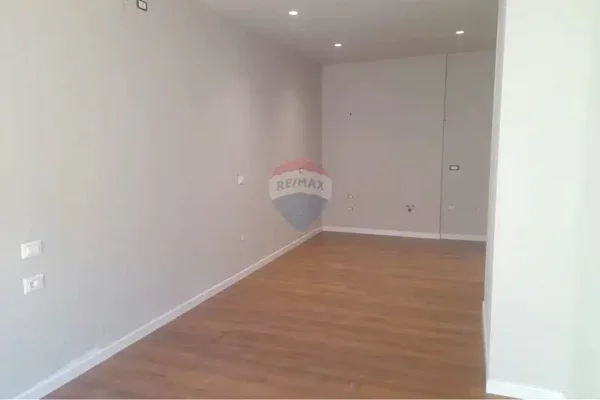 Zyre - Per Qira - Rruga e Kosovareve, Tirane