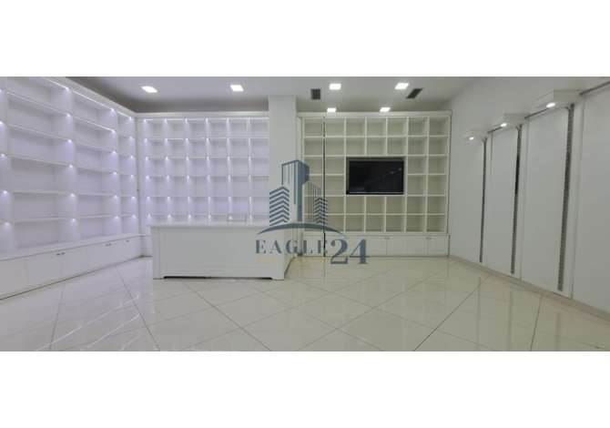 JEPET ME QERA AMBJENT KOMERCIAL BUZE RRUGE NE QENDER