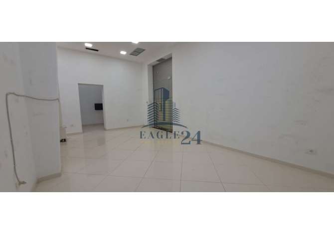 JEPET ME QERA AMBJENT KOMERCIAL BUZE RRUGE NE QENDER