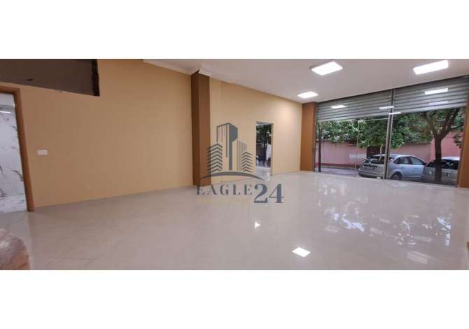 Jepet Ambient Komercial Me Qira Ne Rrugen Barrikadave, Tirane 650 Euro !