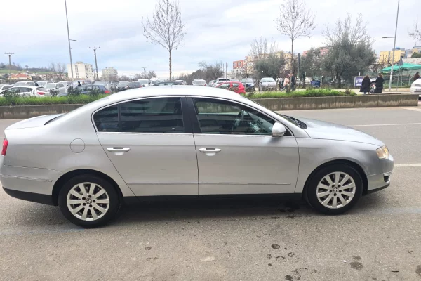 Makina ne shitje ne Tirane - 460,000 Leke