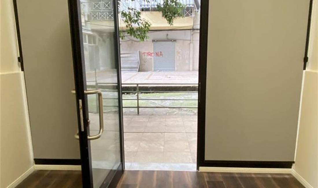 Jepet dyqan me qera prane komunes se parisit ( Brenda ne Kompleks ) 