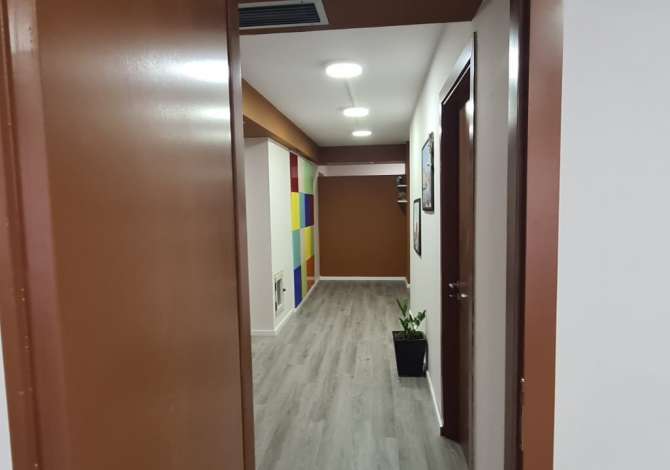 ambjent me qera - Rr. "Sami Frasheri:, perballe shkolles Petro Nini, buze rruge kryesore