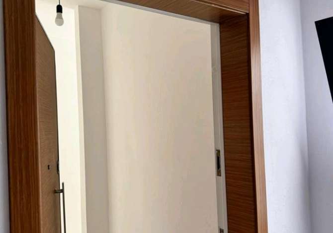Jepet me qera Apartament i ri me ashensor kat i par banimi per biznes. 2+1+2 plus ballkon .