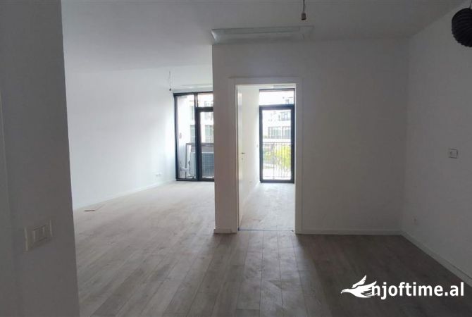 Ambient biznesi me qera 3+1 ne Tirane - 1,300 Euro