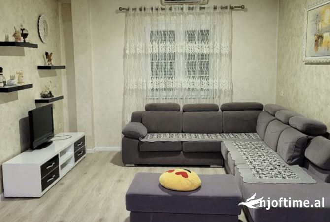 Shtepi me qera 6+1 ne Tirane - 1,300 Euro