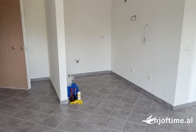 Tirane (Jordan Misja) , jepet me qera ambjent 92 m2 + Parking 