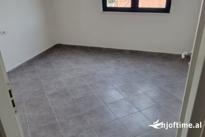 Ambient biznesi me qera 3+1 ne Tirane - 750 Euro