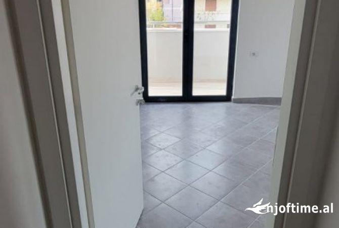Ambient biznesi me qera 3+1 ne Tirane - 750 Euro