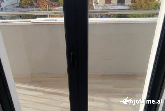 Tirane (Jordan Misja) , jepet me qera ambjent 92 m2 + Parking 