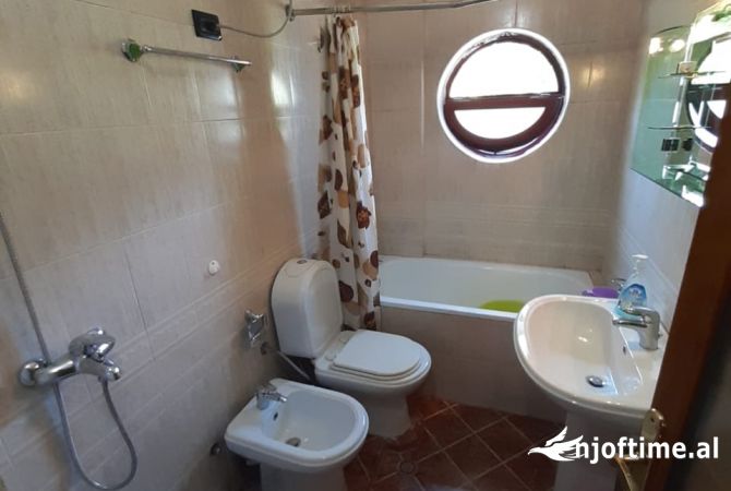 Shtepi me qera Apartament ne Tirane, 2+1, Mobilimi E mobiluar, Pagesa 650  Euro.