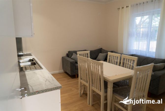 Shtepi me qera Vila Luksoze ne Tirane, 2+1, Mobilimi E mobiluar, Pagesa 1,000  Euro.