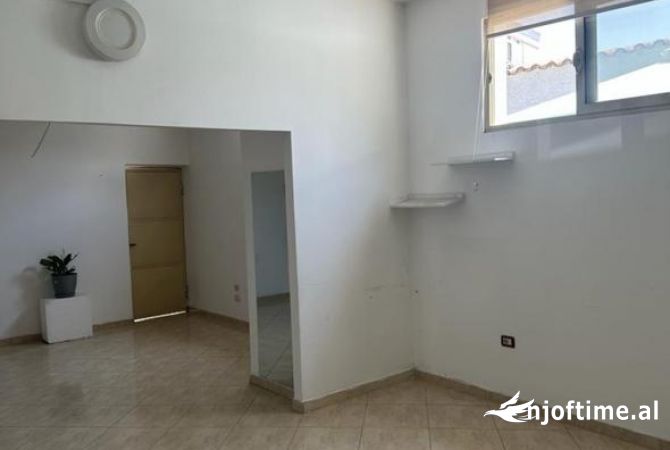 Ambient biznesi me qera 3+1 ne Tirane - 70,000 Leke