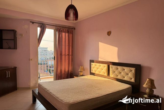 Shtepi ne shitje Apartament ne Tirane, 2+1, Mobilimi E mobiluar, Pagesa 125,000  Euro.