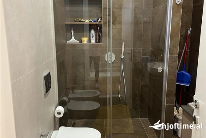 Shtepi me qera Apartament ne Tirane, 3+1, Mobilimi E mobiluar, Pagesa 950  Euro.