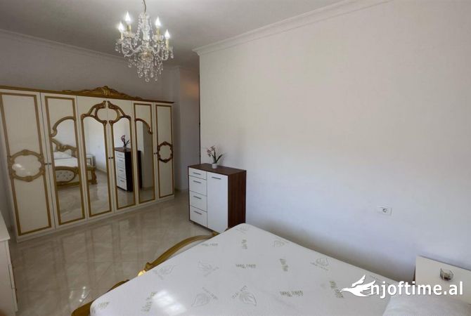 Shtepi me qera Shtepi Private ne Tirane, 3+1, Mobilimi E mobiluar, Pagesa 60,000  Leke.