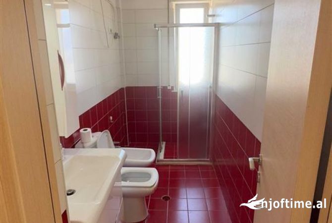 Shtepi me qera Shtepi Private ne Tirane, 3+1, Mobilimi E mobiluar, Pagesa 60,000  Leke.