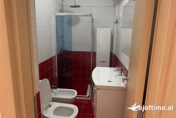 Shtepi me qera Shtepi Private ne Tirane, 3+1, Mobilimi E mobiluar, Pagesa 60,000  Leke.