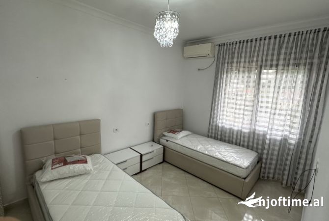 Shtepi me qera Shtepi Private ne Tirane, 3+1, Mobilimi E mobiluar, Pagesa 60,000  Leke.