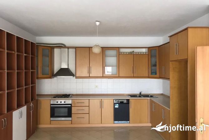 Ambient biznesi me qera 3+1 ne Tirane - 650 Euro