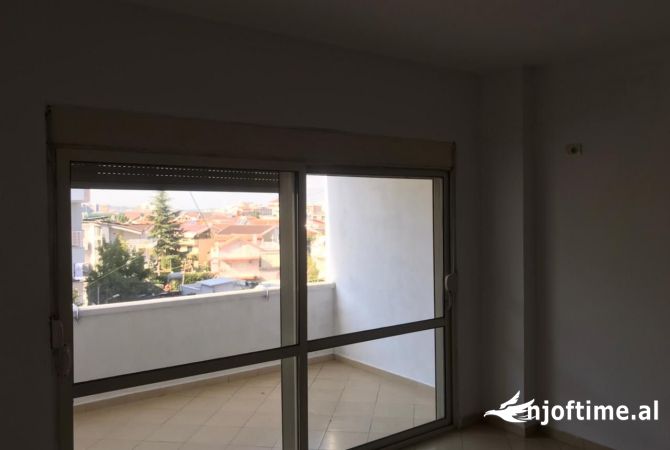 Ambient biznesi me qera 3+1 ne Tirane - 650 Euro