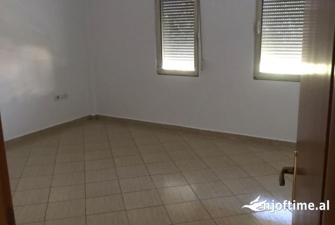 Jepet apartament me qera i pershtatshem per zyra Kati 3,  tek Kristal Center