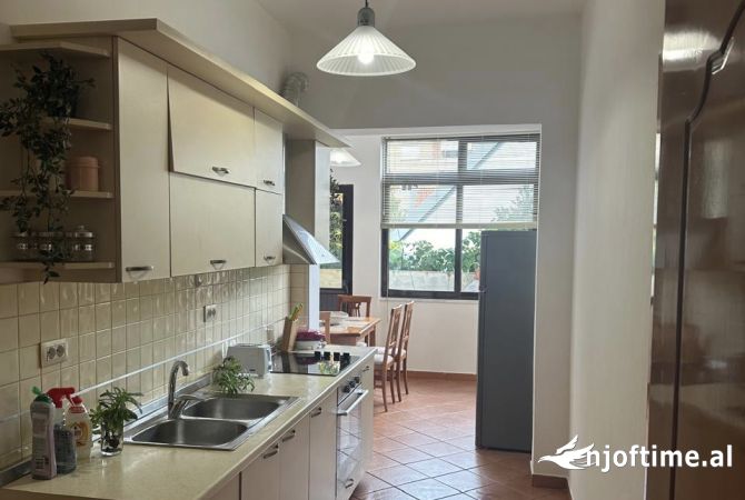 Shtepi me qera Shtepi Private ne Tirane, 2+1, Mobilimi E mobiluar, Pagesa 50,000  Leke.