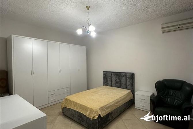 Shtepi me qera Apartament ne Tirane, 3+1, Mobilimi E mobiluar, Pagesa 1,200  Euro.