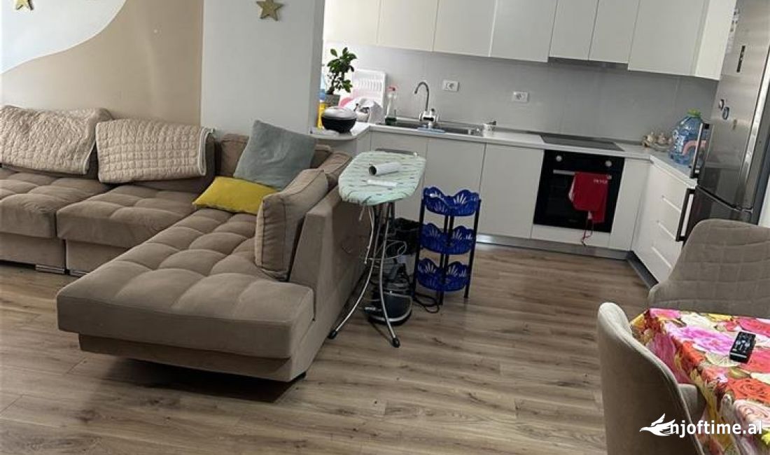 Shtepi ne shitje Apartament ne Tirane, 2+1, Mobilimi E mobiluar, Pagesa 150,000  Euro.