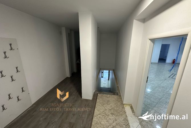 dyqan me qera - Tek Shallvaret, perballe Taiwanit