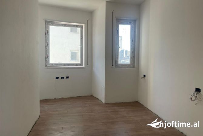 Shtepi ne shitje Apartament ne Tirane, 2+1, Mobilimi Bosh, pa mobiluar, Pagesa 270,000  Euro.