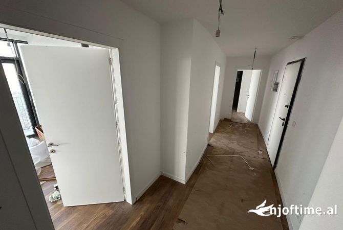 Jepet me qera apartament 2+1+2 120m2 te lake View(per zyra ose banim)