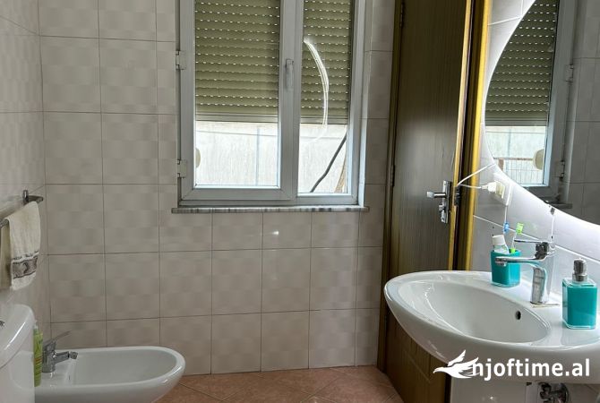 Shtepi me qera Apartament ne Tirane, 2+1, Mobilimi E mobiluar, Pagesa 500  Euro.