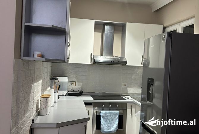 Shtepi me qera Apartament ne Tirane, 2+1, Mobilimi E mobiluar, Pagesa 500  Euro.