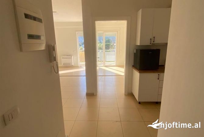 Ambient biznesi me qera 3+1 ne Tirane - 1,800 Euro