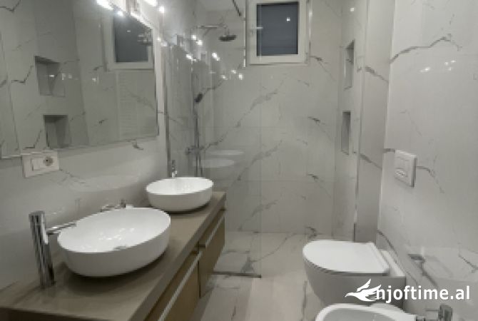 Shtepi ne shitje Apartament ne Tirane, 2+1, Mobilimi E mobiluar, Pagesa 235,000  Euro.