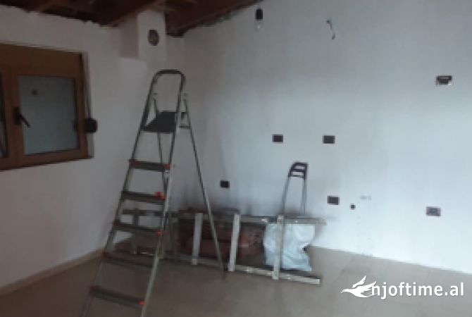 Shtepi ne shitje Shtepi Private ne Tirane, 6+1, Mobilimi Bosh, pa mobiluar, Pagesa 440,000  Euro.