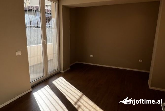 Shtepi me qera Apartament ne Tirane, 2+1, Mobilimi Bosh, pa mobiluar, Pagesa 950  Euro.