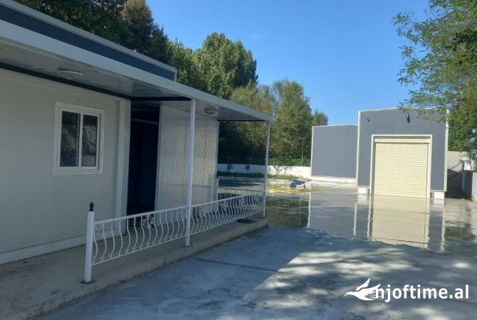 Shiten dy 350m2 + 1300m2 truall ne rinas (prane aeroportit)