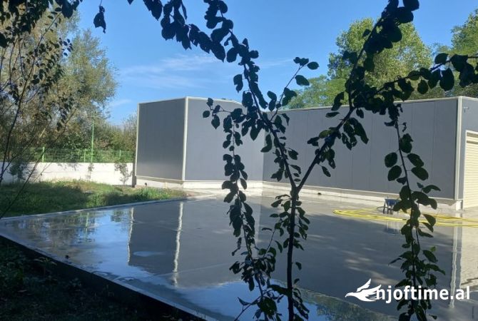 Shiten dy 350m2 + 1300m2 truall ne rinas (prane aeroportit)