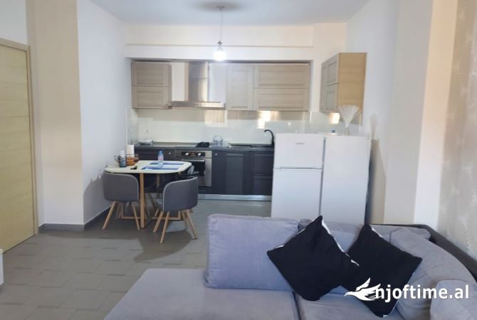Shtepi me qera Apartament ne Tirane, 2+1, Mobilimi E mobiluar, Pagesa 700  Euro.