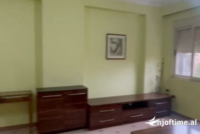 Shtepi me qera Apartament ne Tirane, 2+1, Mobilimi Pjeserisht e mobiluar, Pagesa 65,000  Leke.