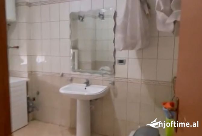Shtepi me qera Apartament ne Tirane, 2+1, Mobilimi Pjeserisht e mobiluar, Pagesa 65,000  Leke.