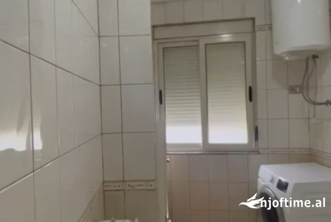 Shtepi me qera Apartament ne Tirane, 2+1, Mobilimi Pjeserisht e mobiluar, Pagesa 65,000  Leke.