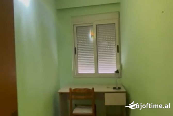 Shtepi me qera Apartament ne Tirane, 2+1, Mobilimi Pjeserisht e mobiluar, Pagesa 65,000  Leke.
