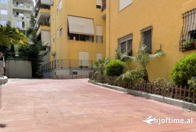 Shtepi ne shitje Apartament ne Tirane, 2+1, Mobilimi Bosh, pa mobiluar, Pagesa 175,000  Euro.