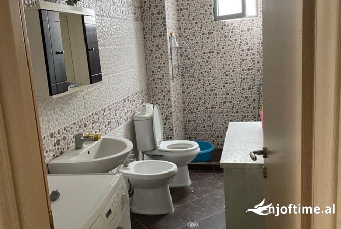 Shtepi me qera Apartament ne Tirane, 2+1, Mobilimi E mobiluar, Pagesa 450  Euro.