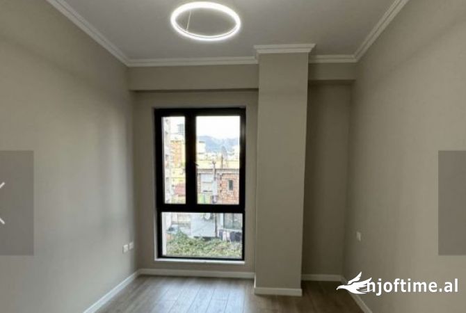 Jepet me qera apartament 2+1+2 i pershtateshem per zyra ne Myslym Shyri